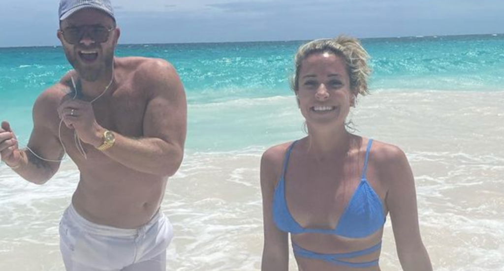 Kristin Cavallari mostra i suoi addominali in un bikini blu da $ 320 durante una vacanza al mare