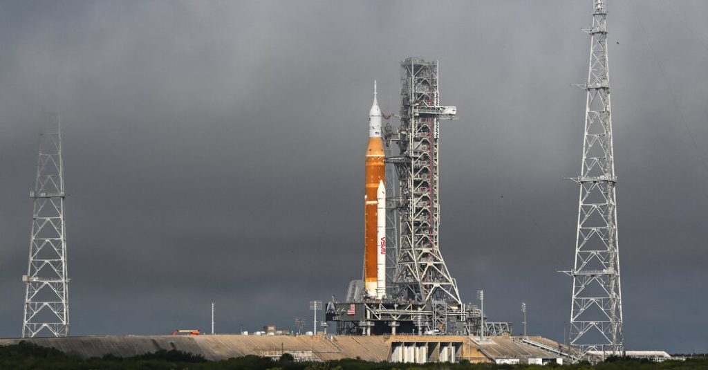 La NASA sposterà il suo razzo lunare fuori dalla rampa di lancio per le riparazioni