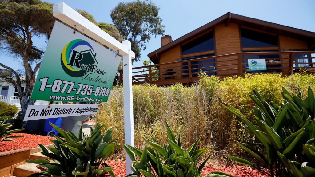 L'aumento dei tassi ipotecari fa sì che più venditori di case abbassino i prezzi richiesti