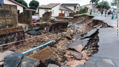 Martedì a Durban, una strada e una casa sono state gravemente danneggiate dopo la pioggia battente. 