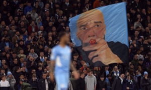 I tifosi del Manchester City alzano la bandiera dell'allenatore Pep Guardiola.