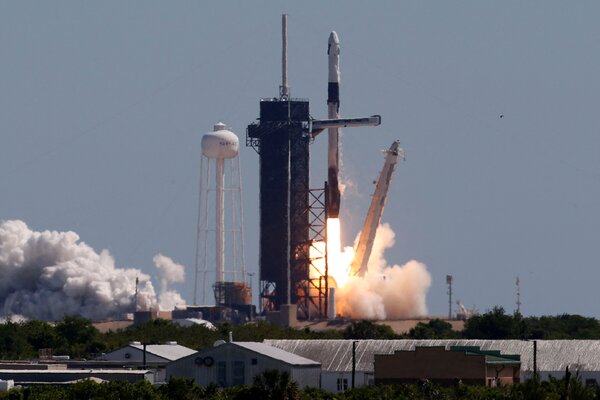 Momenti salienti di SpaceX e del primo lancio privato della NASA verso la Stazione Spaziale