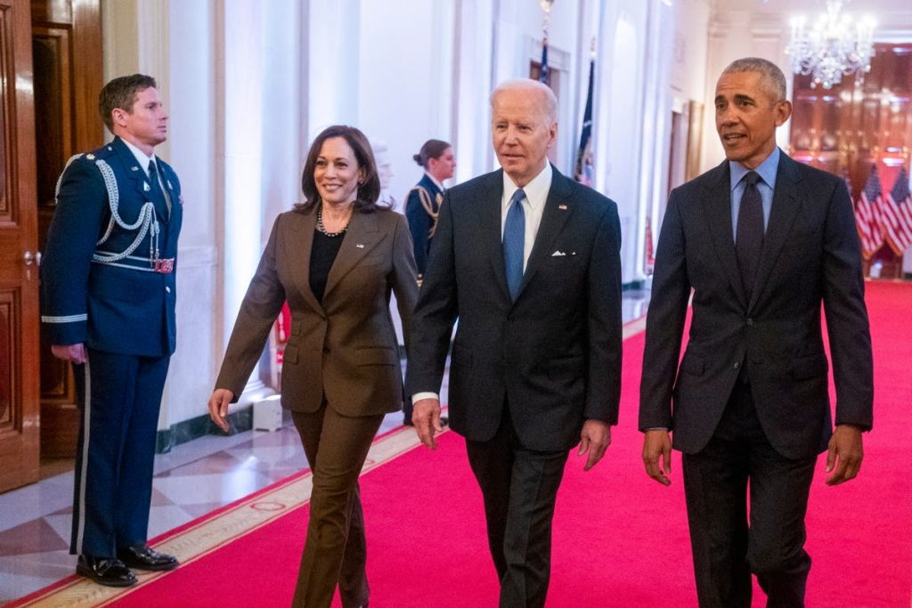 Notizie Biden oggi: il presidente scherza sui "bei vecchi tempi" con Obama mentre mette in pausa il debito del prestito studentesco per la sesta volta