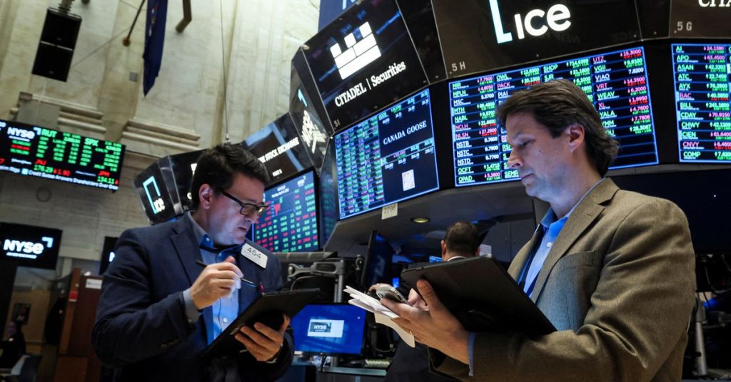 Wall Street sale con l'aumento dei titoli a crescita enorme, Twitter aumenta