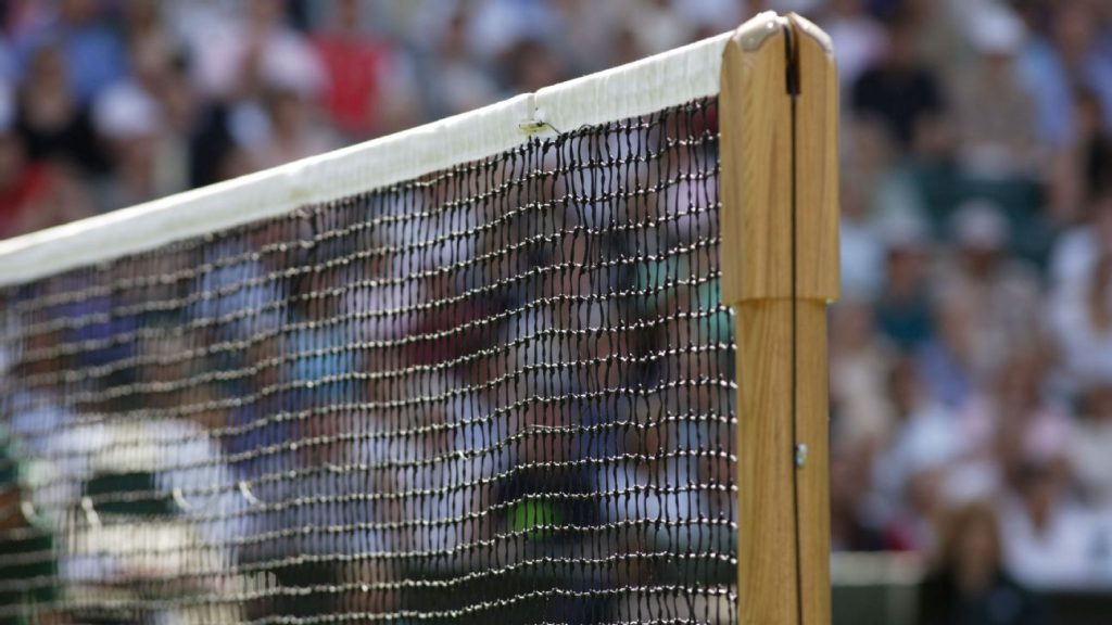 Wimbledon mette al bando i giocatori russi per la guerra in Ucraina, riporta