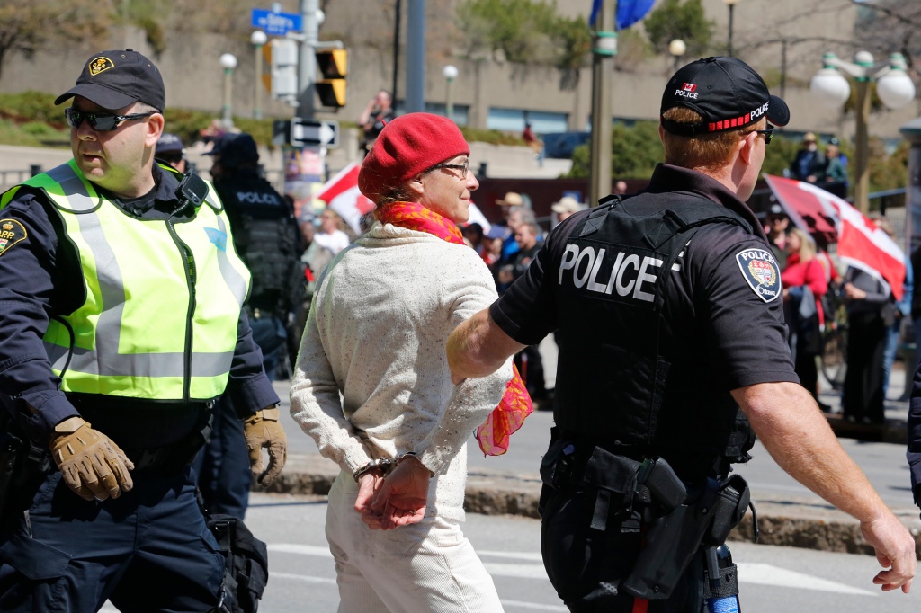 La polizia arresta una persona che ha partecipato alla manifestazione.