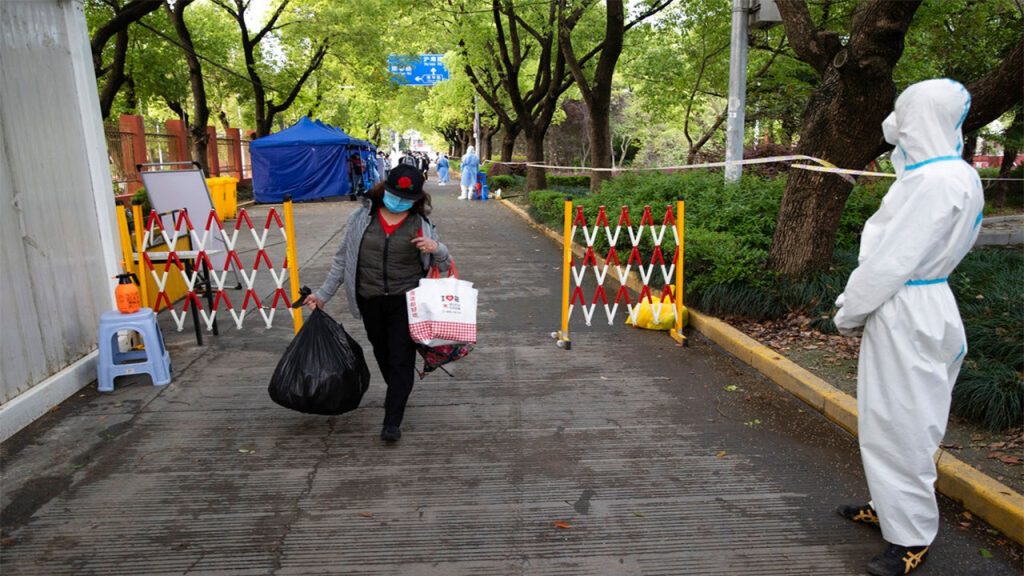 I duri blocchi del coronavirus in Cina stanno decimando l'economia, danneggiando la domanda