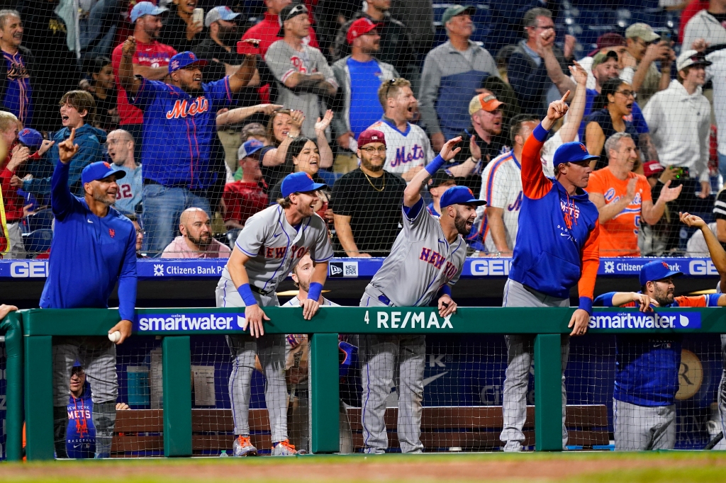 I Mets festeggiano in panchina durante il loro nono raduno inning.