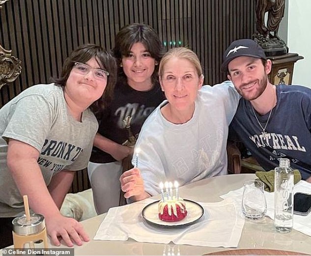 FAMIGLIA: Celine Dion, 45 anni, ha condiviso una rara visione dei suoi figli (LR) gemelli Eddie, Nelson, 11 anni, e Renee Charles, 21 anni, durante una celebrazione della festa della mamma domenica mentre rendeva omaggio ai suoi figli in Ucraina