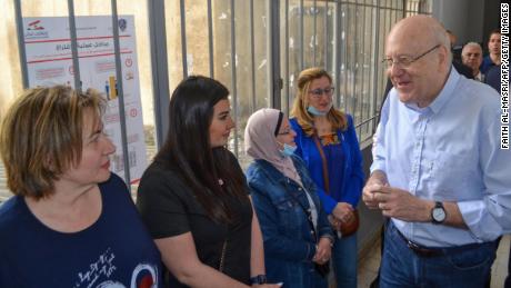 Il 15 maggio il primo ministro libanese Najib Mikati esprime il suo voto alle elezioni parlamentari in un seggio elettorale nella città di Tripoli, nel Libano settentrionale.