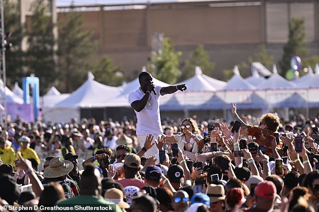 Migliaia di fan dell'hip-hop e dell'R&B hanno partecipato al festival musicale del sabato sera, che ha visto la partecipazione di artisti come Akon