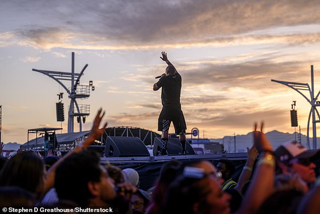 Ja Rule si è esibita al tramonto al Lovers and Friends Music Festival al Las Vegas Festival Grounds ore prima di iniziare a correre verso le uscite