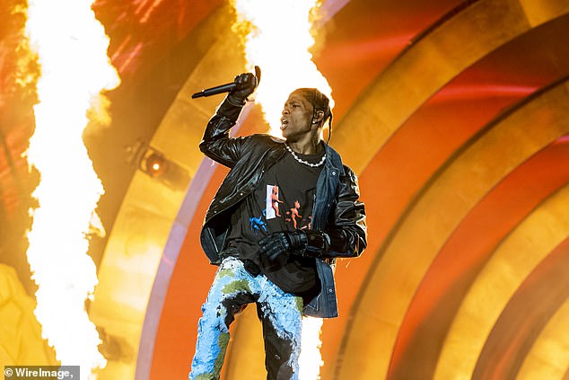 Il rapper Travis Scott è stato preso di mira dopo aver continuato a esibirsi all'Astroworld Music Festival poiché il crescente pubblico ha causato centinaia di feriti e, infine, 10 morti.