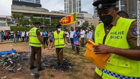 I manifestanti in Sri Lanka bruciano i politici  Case mentre il paese precipitava in più caos