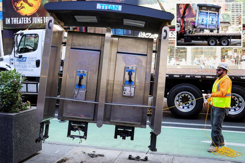 Il nuovo telefono pubblico di New York City dalla strada