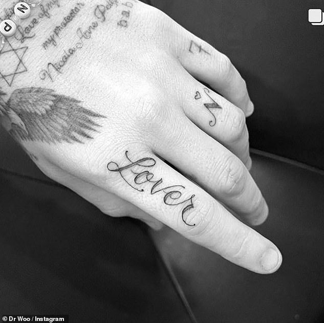 Nuovi tatuaggi: il figlio di David e Victoria Beckham si è fatto un altro tatuaggio a dicembre, scegliendo di mettere l'inchiostro sull'indice 