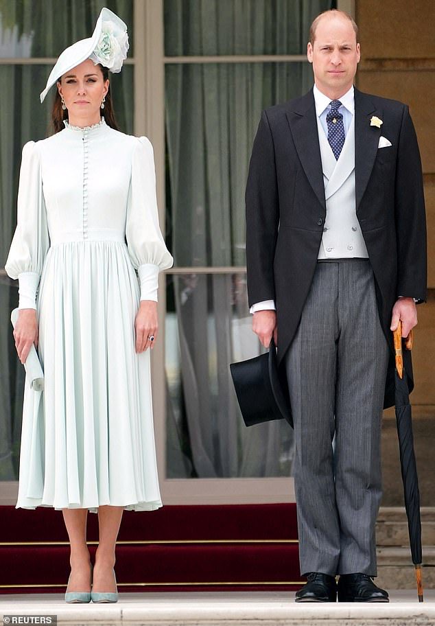 La duchessa, 40 anni, ha ospitato la festa in giardino insieme a suo marito, il principe William, 39 anni, e la coppia ha lottato per la regina