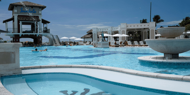 L'area della piscina del Sandals Emerald Bay Resort nel giugno 2016.