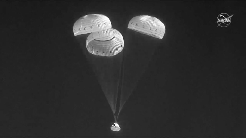 Un'immagine a infrarossi mostra una capsula Boeing Starliner che usa i paracadute mentre scende per l'atterraggio a White Sands Missile Range nel New Mexico.