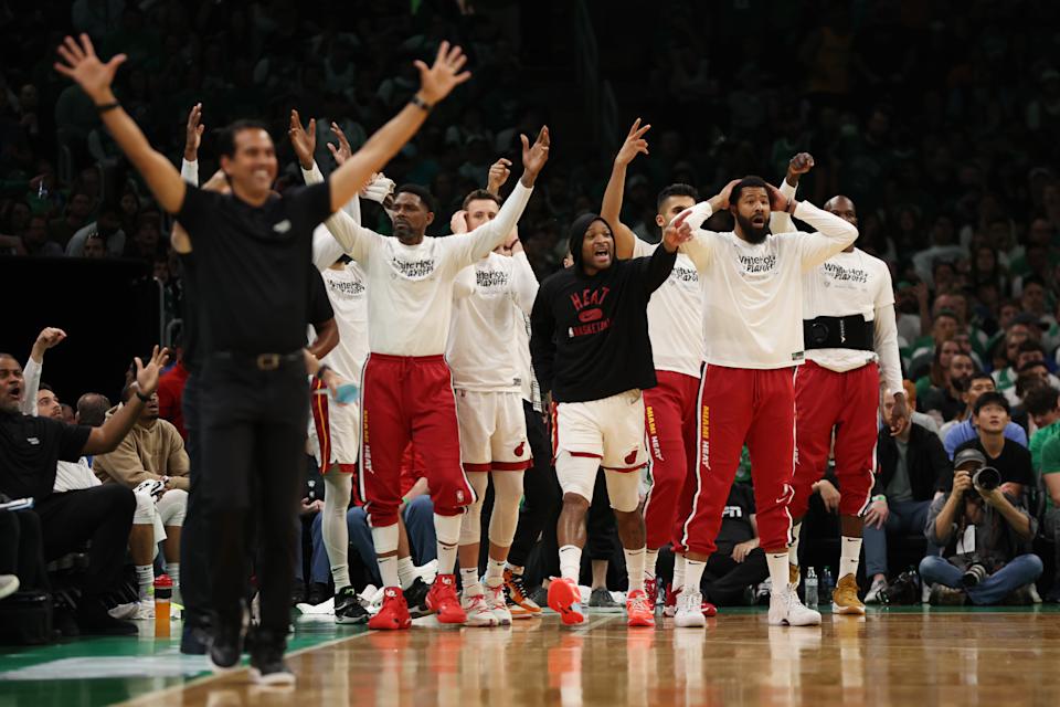 I membri della panchina dei Miami Heat reagiscono contro i Boston Celtics durante la partita 6 della finale della Eastern Conference il 27 maggio 2022 al TD Garden di Boston.  Gli Heat hanno battuto di nuovo Gara 7 a Miami.  (Maddy Meyer/Getty Images)