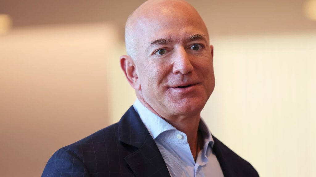 Bezos di Amazon critica il supervisore di Biden, affermando che l'inflazione danneggia i poveri