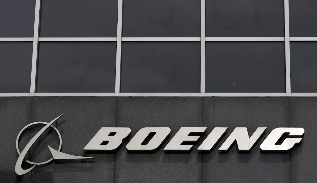 Boeing sposta la sua sede da Chicago ad Arlington, in Virginia.