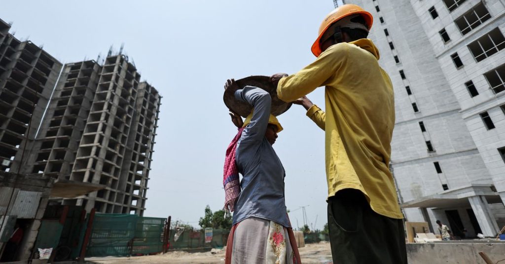 I lavoratori poveri sopportano il peso maggiore dell'ondata di caldo in India