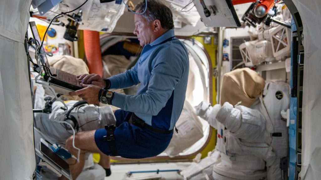 I miliardari sulla Stazione Spaziale Internazionale non si aspettavano di lavorare così duramente