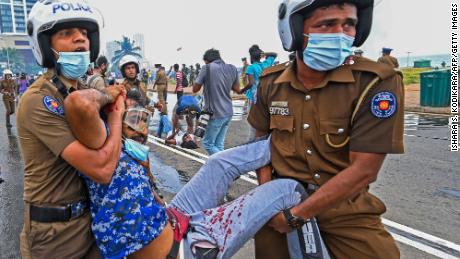 Il primo ministro dello Sri Lanka si dimette tra le proteste per la crisi economica