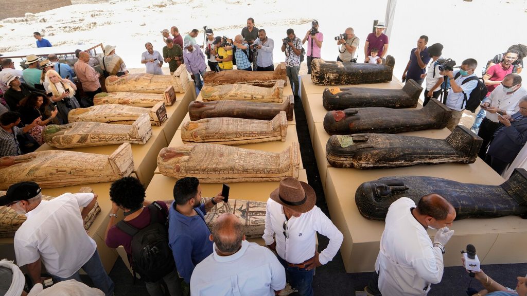 L'Egitto scopre 250 mummie in coda al cimitero di Saqqara
