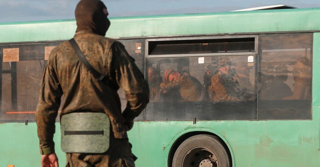La Russia dice che l'assedio di Azovstal è finito, il video mostra i difensori che si arrendono