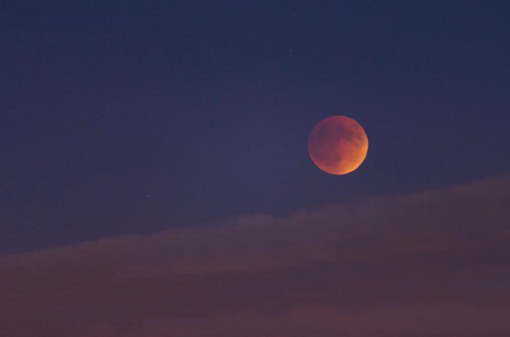 La luna diventerà rossa durante l'eclissi lunare totale di domenica notte