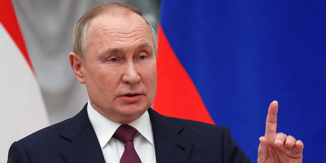 Il presidente russo Vladimir Putin ha firmato una legge che potrebbe punire i giornalisti con fino a 15 anni di carcere per la pubblicazione dei cosiddetti "forgiato" Notizie sulla sua invasione militare dell'Ucraina.       