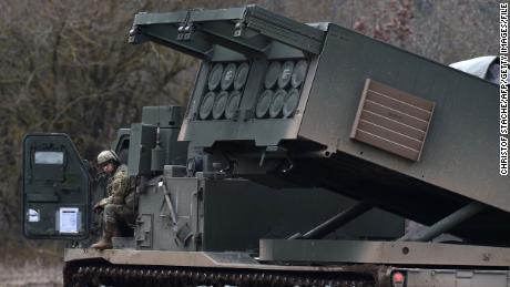 Gli Stati Uniti si preparano ad approvare un sistema missilistico avanzato a lungo raggio per l'Ucraina mentre il conduttore televisivo russo avverte di 