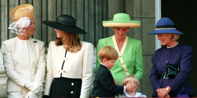 Il principe Harry, al suo sesto compleanno, mette la mano sulla bocca della principessa Beatrice di due anni mentre si unisce alla principessa del Galles e ad altri membri della famiglia reale per una visione della parata del 50° anniversario della battaglia d'Inghilterra. mattina. 