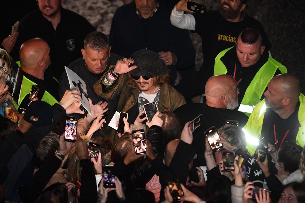Depp saluta i fan fuori dal palco.