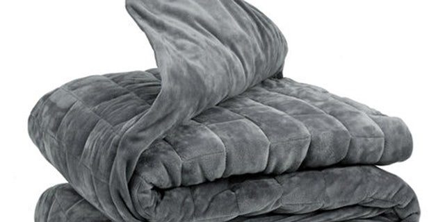 Questa coperta da 12 libbre è ipoallergenica e morbida come la seta.  (HollanderSleepProducts.com)