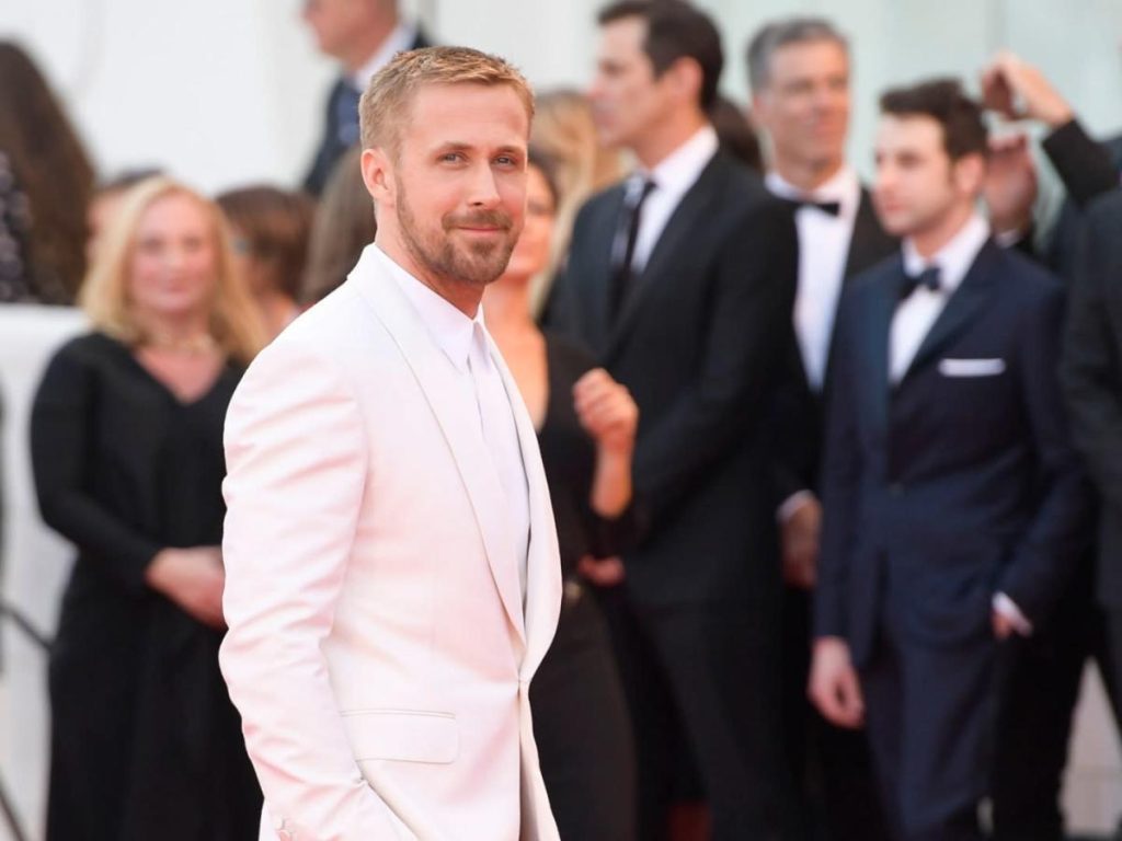 La prima foto di Ryan Gosling nei panni di Kane ci fa chiedere se abbiano mai permesso a un'attrice di 41 anni di interpretare Barbie
