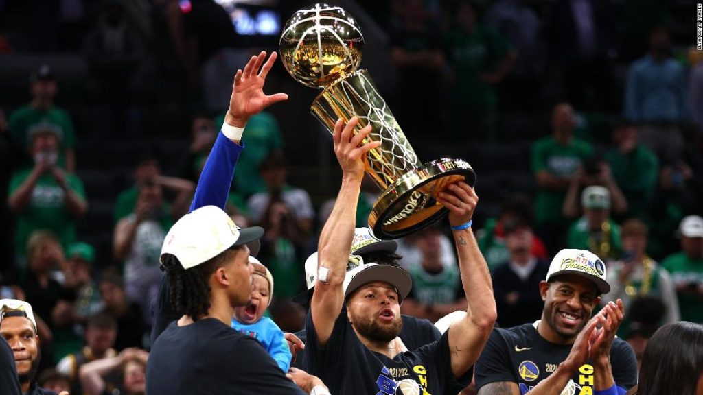 Finali NBA: guidati dall'MVP Steph Curry, i Golden State Warriors vincono il campionato con la vittoria in gara 6 sui Boston Celtics