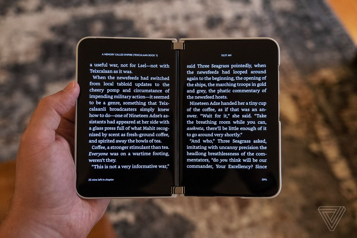 E-book Kindle distribuito su entrambi gli schermi Microsoft Surface Duo 2
