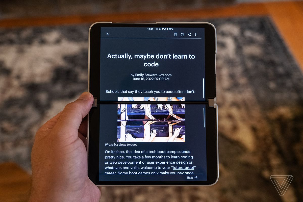 L'app Pocket Android mostra un articolo su entrambi gli schermi di Surface Duo 2 mantenendolo con orientamento verticale.