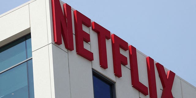 Il logo Netflix appare sul lato dell'edificio.