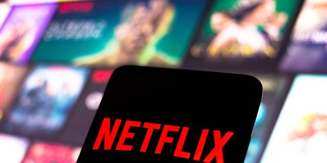 Il logo Netflix viene visualizzato sullo schermo dello smartphone.