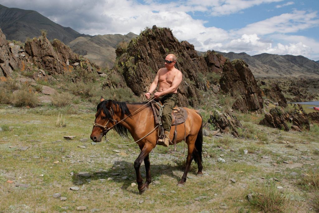 Il presidente russo Vladimir Putin cavalca un cavallo senza maglietta.
