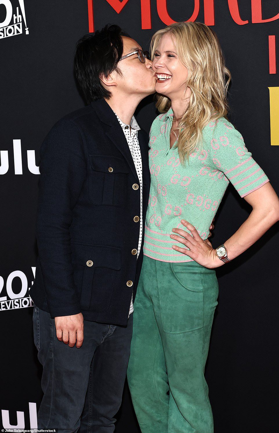 Bacio: Jimmy O. Yang dà un bacio alla sua ragazza Bri Kimmel alla premiere di 