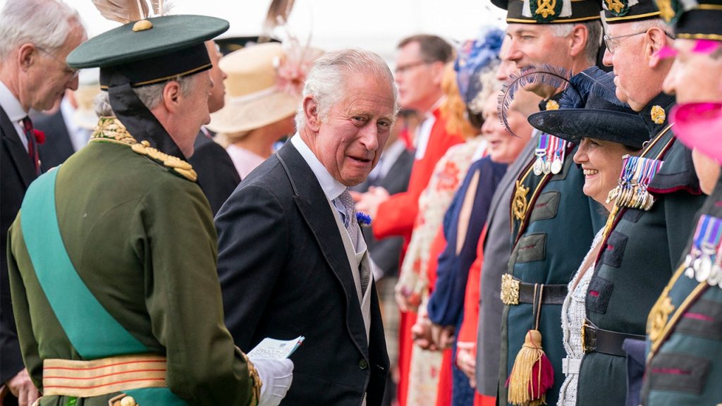 Il principe Carlo non riceverà donazioni in contanti dopo l'incidente con il sacco di contanti
