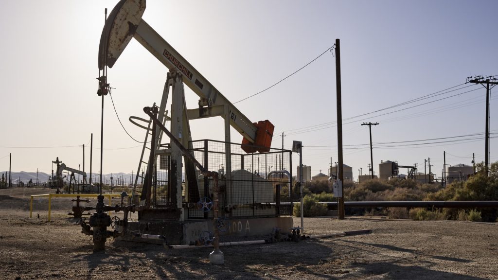 Dan Yergin parla del calo dei prezzi del petrolio nonostante le scarse forniture e le tensioni in Russia