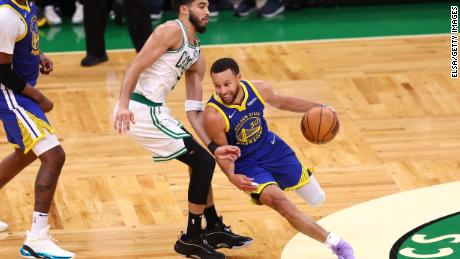 L'MVP Stephen Curry guida Jason Tatum dei Celtics nei playoff 6 a Boston.