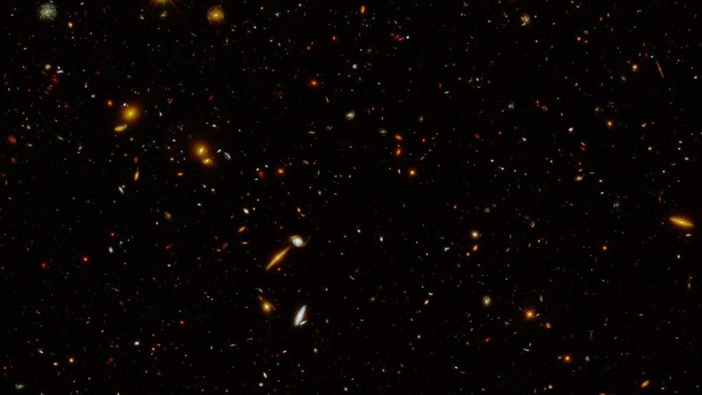 Il telescopio spaziale Hubble mostra 5.000 antiche galassie scintillanti