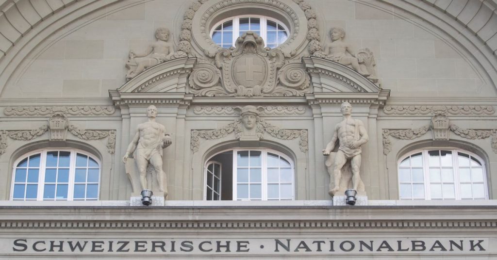 La Banca nazionale svizzera alza i tassi di interesse con una mossa shock, pronta a fare di più